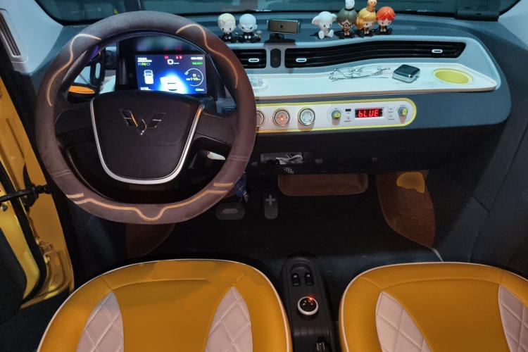 Used Wuling Hongguang MINIEV 2022 Macaron Fashion Model Lithium Iron Phosphate Center Console