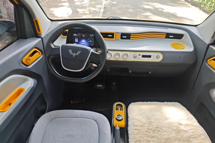 Used Wuling Hongguang MINIEV 2022 Macaron Fashion Model Lithium Iron Phosphate Center Console