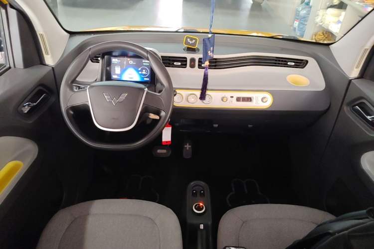 Used Wuling Hongguang MINIEV 2022 Macaron Fashion Model Lithium Iron Phosphate Center Console