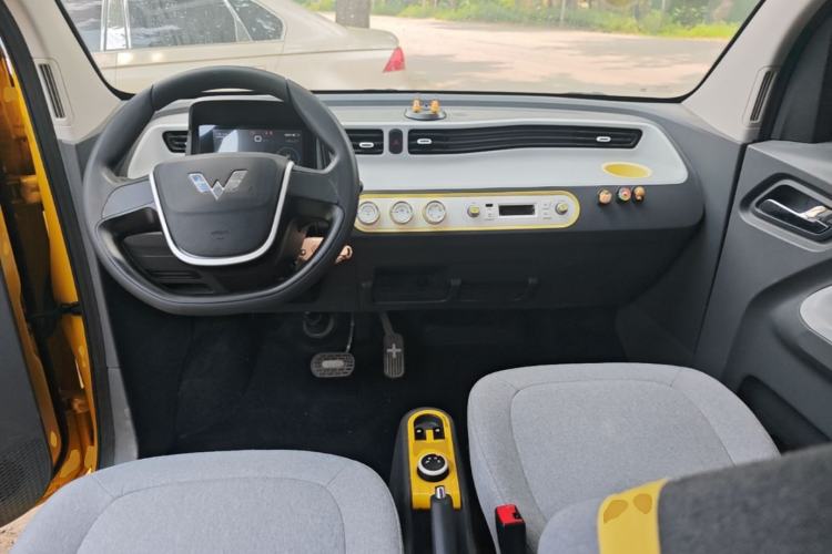 Used Wuling Hongguang MINIEV 2022 Macaron Fashion Model Lithium Iron Phosphate Center Console