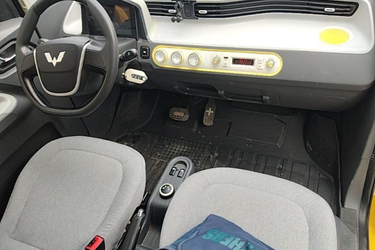 Used Wuling Hongguang MINIEV 2022 Macaron Premium Model – Lithium Iron Phosphate Center Console