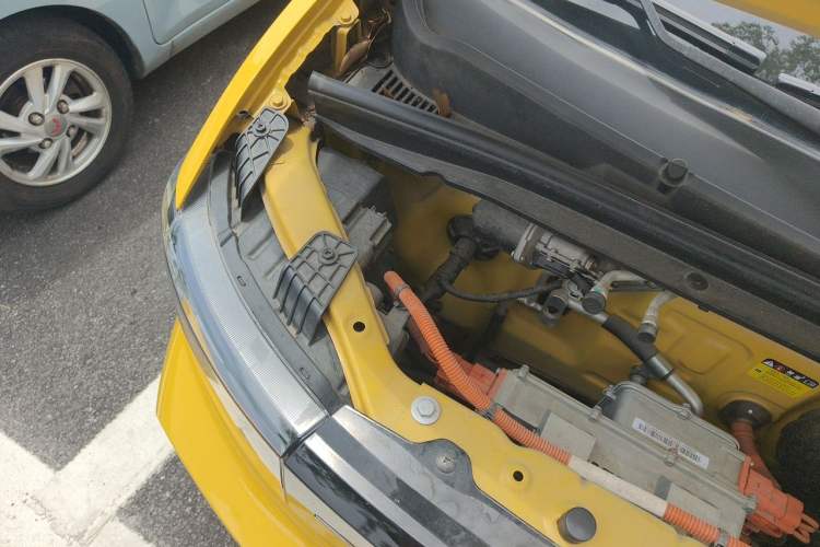 Used Wuling Hongguang MINIEV 2022 Macaron Premium Model – Lithium Ternary Battery Engine Bay Right