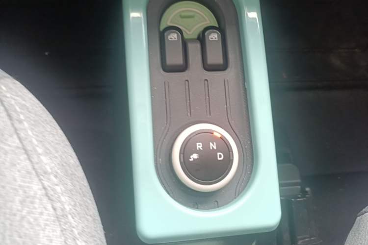 Used Wuling Hongguang MINIEV 2022 Macaron Premium Model – Lithium Iron Phosphate Gear Lever