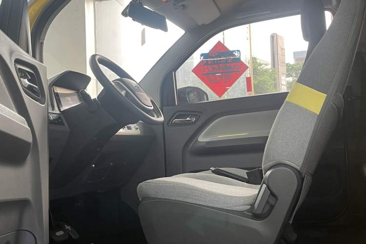 Used Wuling Hongguang MINIEV 2022 Macaron Fashion Model Lithium Iron Phosphate Interior 3