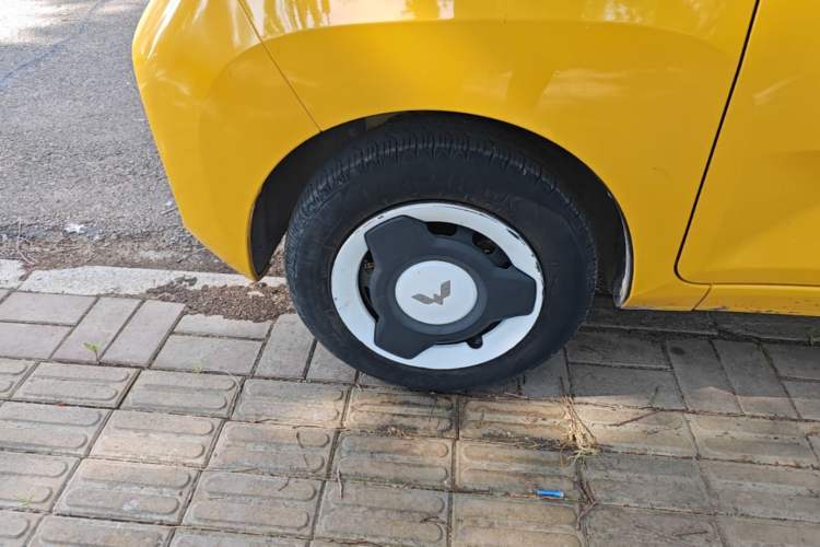 Used Wuling Hongguang MINIEV 2022 Macaron Fashion Model Lithium Iron Phosphate Left Front Wheel Hub