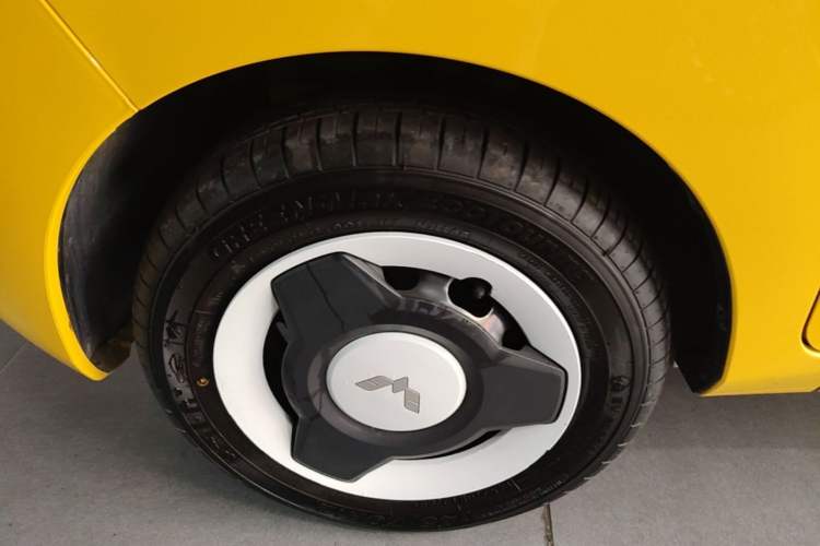 Used Wuling Hongguang MINIEV 2022 Macaron Fashion Model Lithium Iron Phosphate Left Front Wheel Hub
