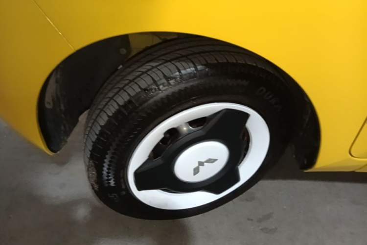 Used Wuling Hongguang MINIEV 2022 Macaron Premium Model – Lithium Ternary Battery Left Front Wheel Hub