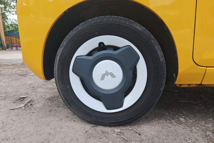 Used Wuling Hongguang MINIEV 2022 Macaron Fashion Model Lithium Iron Phosphate Left Front Wheel Hub