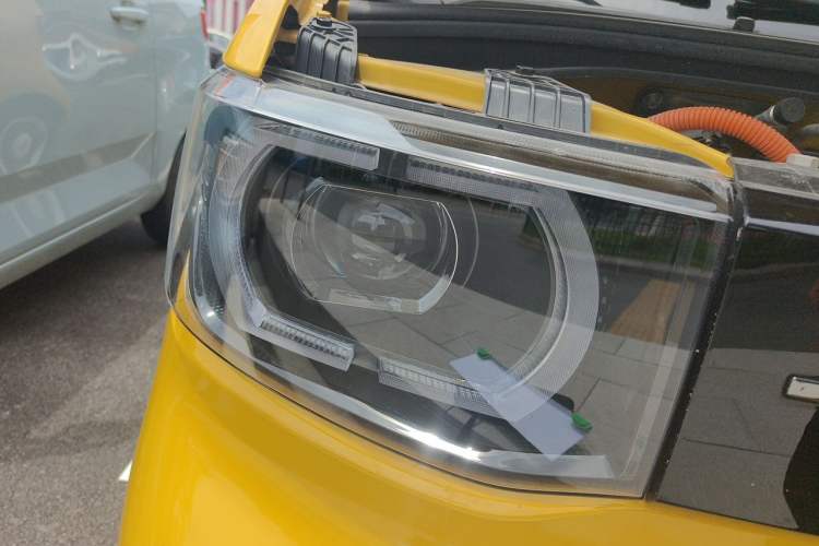 Used Wuling Hongguang MINIEV 2022 Macaron Premium Model – Lithium Ternary Battery Right Front Headlight