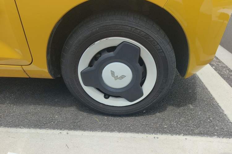 Used Wuling Hongguang MINIEV 2022 Macaron Premium Model – Lithium Ternary Battery Right Front Wheel Hub