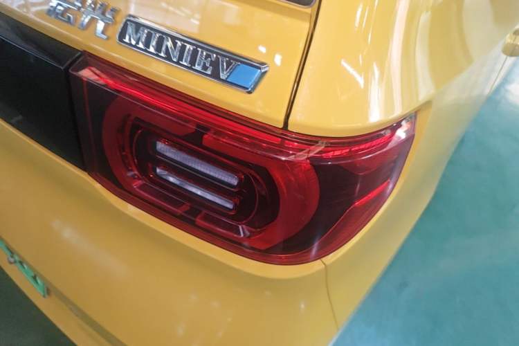 Used Wuling Hongguang MINIEV 2022 Macaron Premium Model – Lithium Ternary Battery Right Rear Taillight