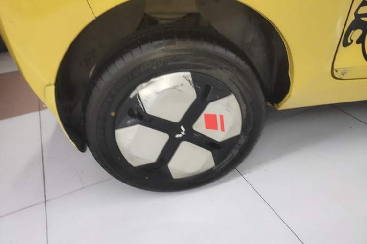 Used Wuling Hongguang MINIEV 2022 Macaron Premium Model – Lithium Ternary Battery Right Rear Wheel Hub