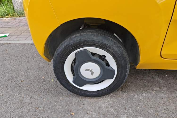 Used Wuling Hongguang MINIEV 2022 Macaron Fashion Model Lithium Iron Phosphate Right Rear Wheel Hub