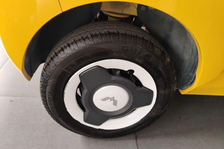 Used Wuling Hongguang MINIEV 2022 Macaron Fashion Model Lithium Iron Phosphate Right Rear Wheel Hub