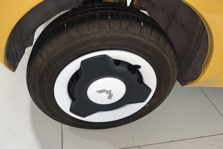 Used Wuling Hongguang MINIEV 2022 Macaron Fashion Model Lithium Iron Phosphate Right Rear Wheel Hub