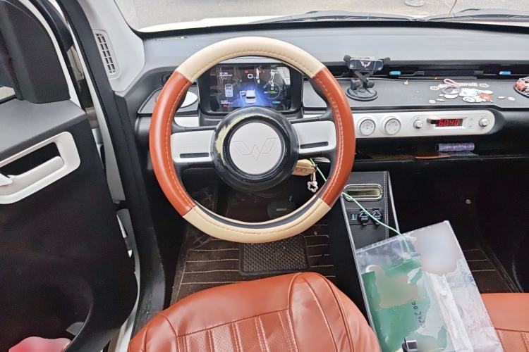 Used Wuling Hongguang MINIEV 2022 GAMEBOY 300km Enthusiast Model with Lithium Iron Phosphate Steering Wheel