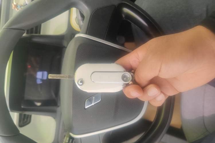 Used Wuling Hongguang MINIEV 2022 Macaron Premium Model – Lithium Iron Phosphate Vehicle Key