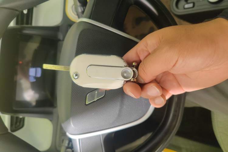 Used Wuling Hongguang MINIEV 2022 Macaron Premium Model – Lithium Iron Phosphate Vehicle Key