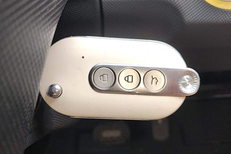 Used Wuling Hongguang MINIEV 2022 Macaron Premium Model – Lithium Iron Phosphate Vehicle Key