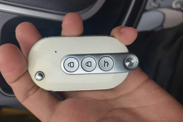 Used Wuling Hongguang MINIEV 2022 Macaron Premium Model – Lithium Ternary Battery Vehicle Key