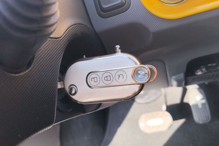 Used Wuling Hongguang MINIEV 2022 Macaron Premium Model – Lithium Iron Phosphate Vehicle Key