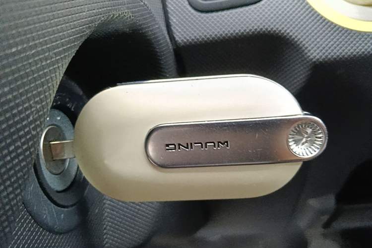 Used Wuling Hongguang MINIEV 2022 Macaron Premium Model – Lithium Iron Phosphate Vehicle Key