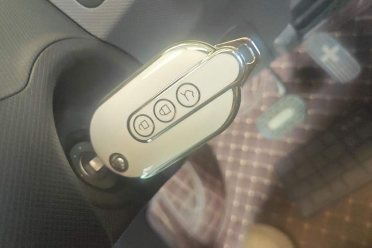 Used Wuling Hongguang MINIEV 2022 Macaron Premium Model – Lithium Iron Phosphate Vehicle Key