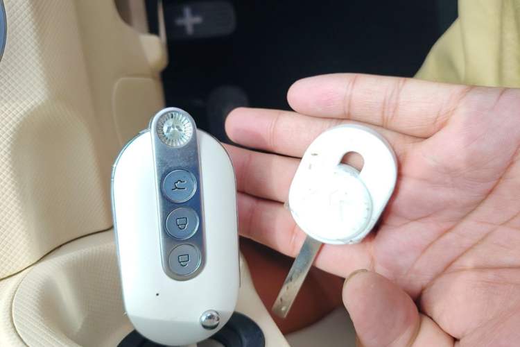 Used Wuling Hongguang MINIEV 2022 Macaron Premium Model – Lithium Iron Phosphate Vehicle Key
