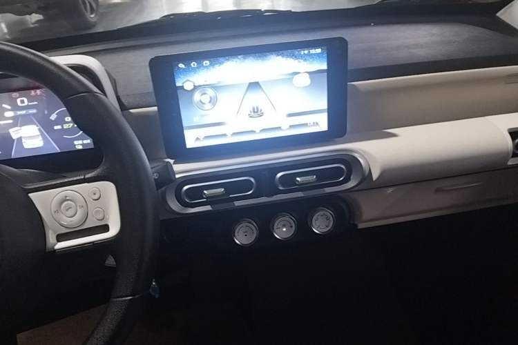 Used Wuling Hongguang MINIEV 2024 3rd Generation 215km Youth Edition Audio And AC Panel