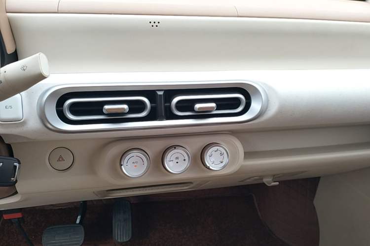 Used Wuling Hongguang MINIEV 2024 3rd Generation 215km Youth Edition Audio And AC Panel