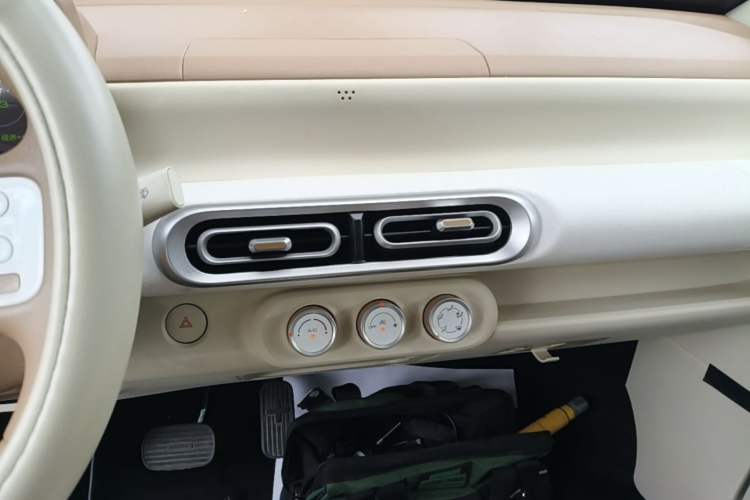 Used Wuling Hongguang MINIEV 2024 3rd Generation 215km Youth Edition Audio And AC Panel