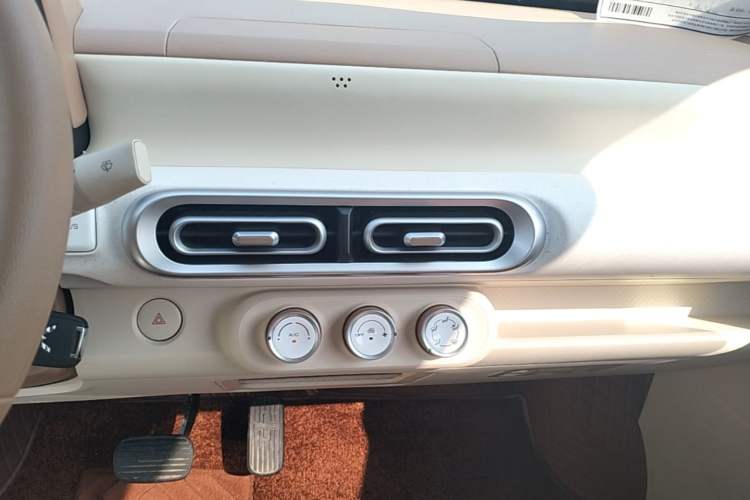 Used Wuling Hongguang MINIEV 2024 3rd Generation 215km Youth Edition Audio And AC Panel