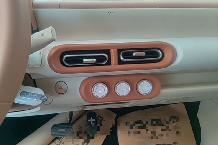 Used Wuling Hongguang MINIEV 2024 Third Generation 120 km Audio And AC Panel