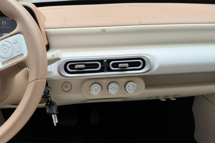 Used Wuling Hongguang MINIEV 2024 3rd Generation 215km Youth Edition Audio And AC Panel