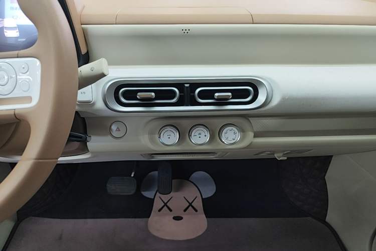 Used Wuling Hongguang MINIEV 2024 3rd Generation 215km Youth Edition Audio And AC Panel