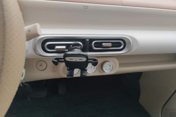 Used Wuling Hongguang MINIEV 2024 3rd Generation 215km Youth Edition Audio And AC Panel