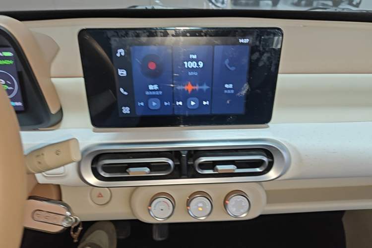 Used Wuling Hongguang MINIEV 2024 3rd Generation 215km Youth Edition Audio And AC Panel