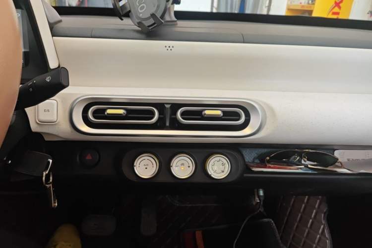 Used Wuling Hongguang MINIEV 2024 3rd Generation 215km Youth Edition Audio And AC Panel