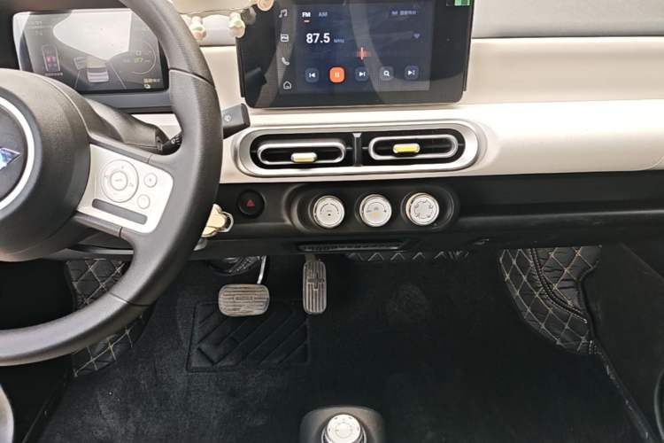Used Wuling Hongguang MINIEV 2024 3rd Generation 215km Advanced Version Audio And AC Panel