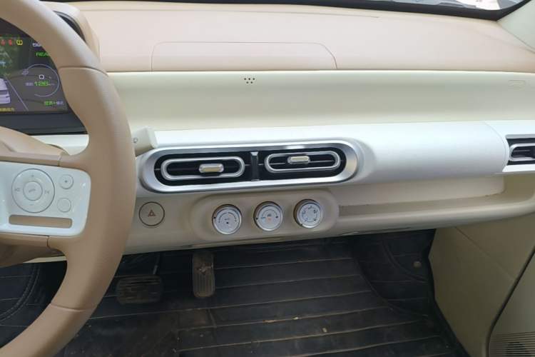 Used Wuling Hongguang MINIEV 2024 3rd Generation 215km Youth Edition Audio And AC Panel