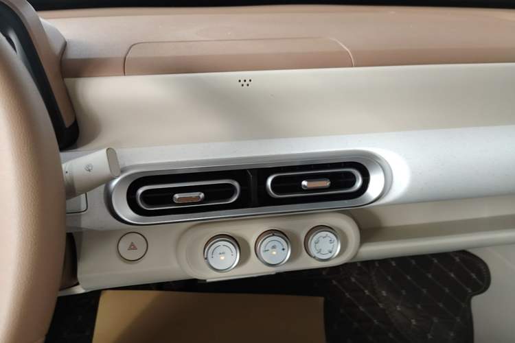 Used Wuling Hongguang MINIEV 2024 3rd Generation 215km Youth Edition Audio And AC Panel