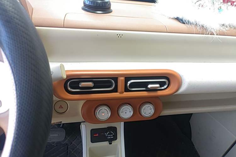 Used Wuling Hongguang MINIEV 2024 Third Generation 120 km Audio And AC Panel