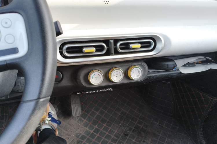 Used Wuling Hongguang MINIEV 2024 3rd Generation 215km Youth Edition Audio And AC Panel