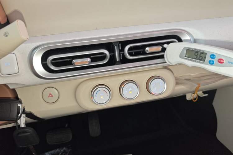 Used Wuling Hongguang MINIEV 2024 3rd Generation 215km Youth Edition Audio And AC Panel