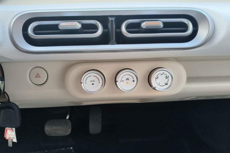 Used Wuling Hongguang MINIEV 2024 3rd Generation 215km Youth Edition Audio And AC Panel