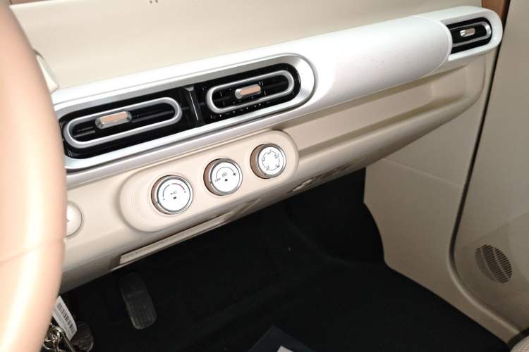 Used Wuling Hongguang MINIEV 2024 3rd Generation 215km Youth Edition Audio And AC Panel