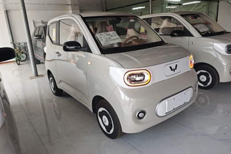 Used Wuling Hongguang MINIEV 2024 3rd Generation 215km Youth Edition Front Right 45 Deg