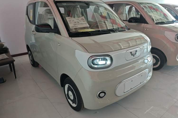 Used Wuling Hongguang MINIEV 2024 3rd Generation 215km Youth Edition Front Right 45 Deg