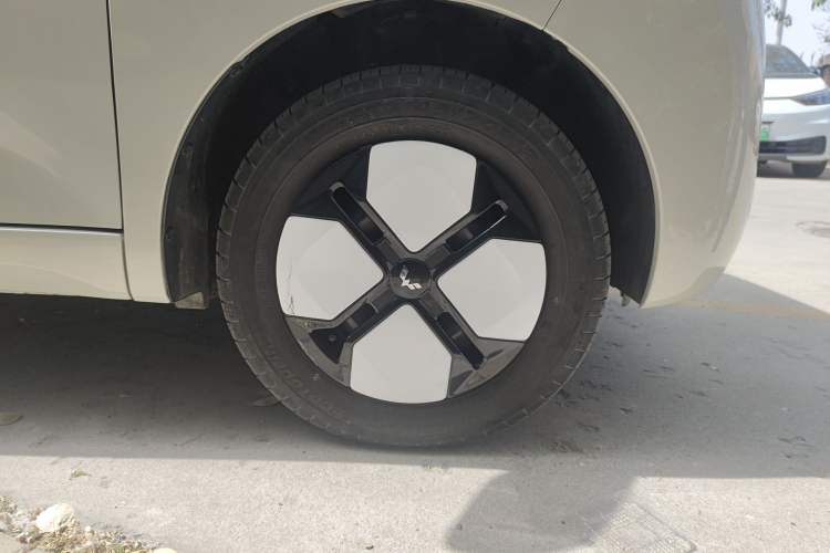 Used Wuling Hongguang MINIEV 2024 3rd Generation 215km Advanced Version Right Front Wheel Hub