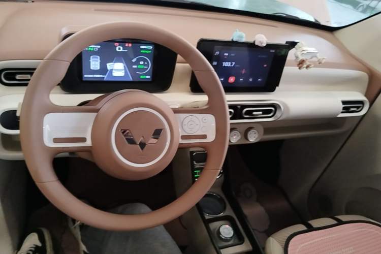 Used Wuling Hongguang MINIEV 2024 3rd Generation 215km Youth Edition Center Console
